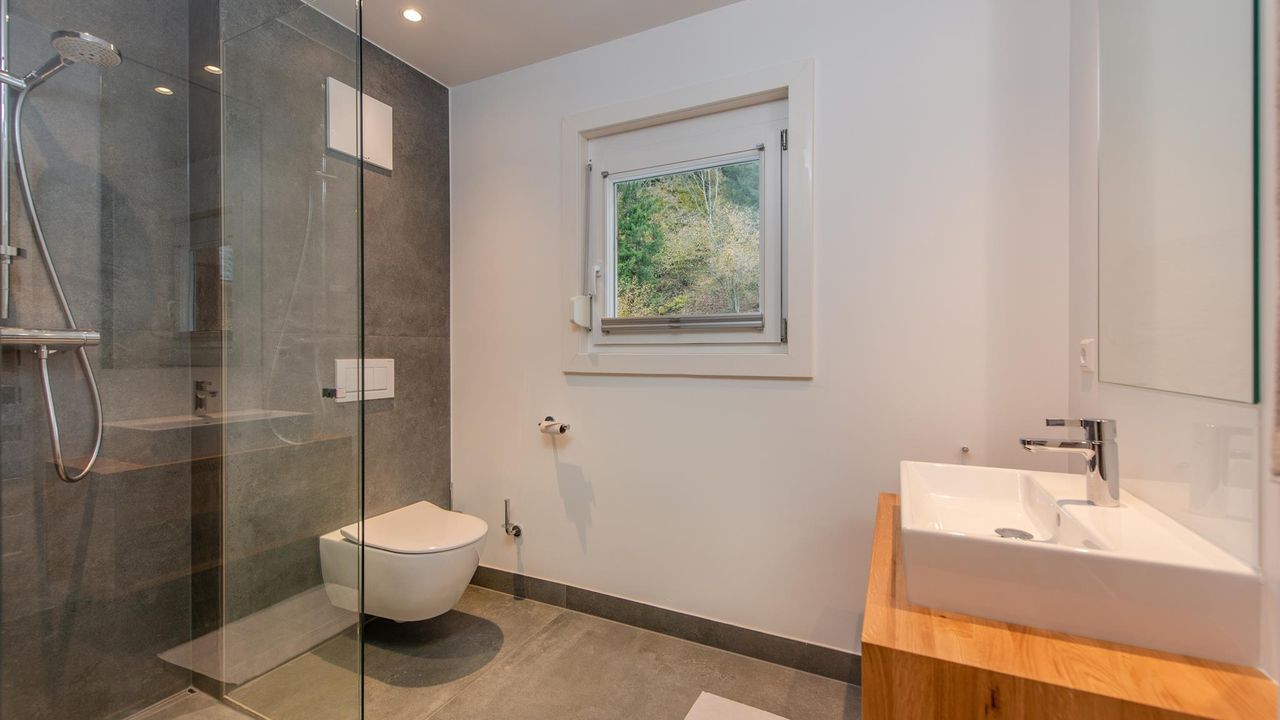 modernes Badezimmer mit Dusche modernes Badezimmer mit Dusche